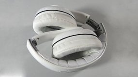 Weiße Over-Ear-Kopfhörer gefaltet, mit gepolsterten Ohrmuscheln und sleekem Design.