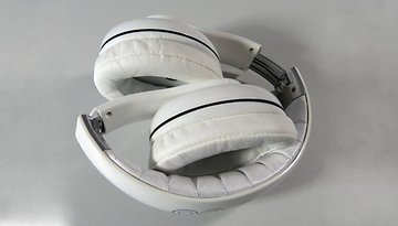 Weiße Over-Ear-Kopfhörer gefaltet, mit gepolsterten Ohrmuscheln und sleekem Design.