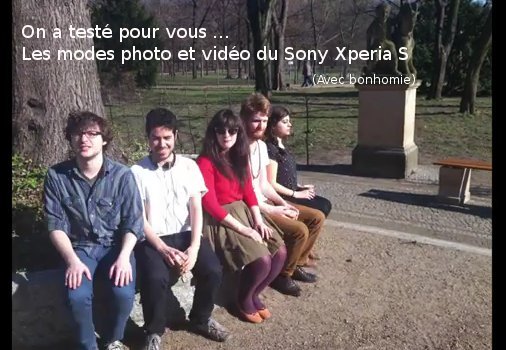 Cinq personnes assises dans un parc, avec du texte sur les modes photo et vidéo du Sony Xperia S.