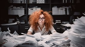 La femme stressée au bureau