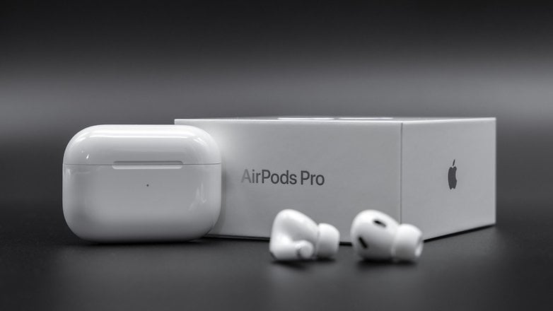 Peranti Apple AirPods Pro 2 di sisi kotak dan sarung pengecas.
