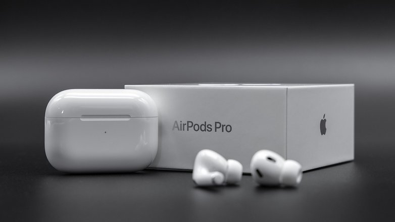 Dispositivo Apple AirPods Pro 2 affiancato dalla scatola e dalla custodia di ricarica.