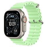 Apple Watch Ultra 3 mit grünem Armband, das Zeit, Navigation und Tiefeninformationen anzeigt.