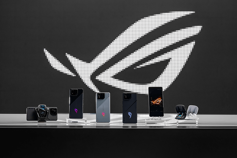 La gamme de smartphones gaming Asus ROG Phone 8 alignée sur un stand au CES 2024