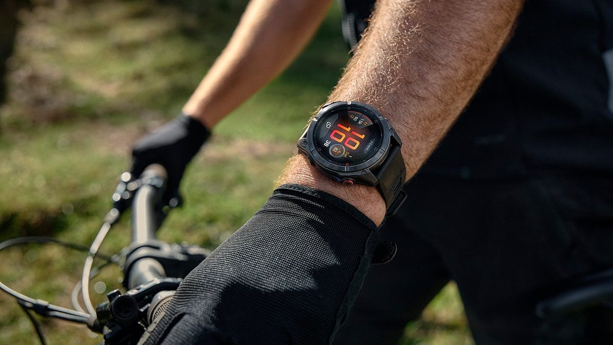 Nahaufnahme einer Garmin-Smartwatch, die Fitnessdaten am Handgelenk eines Radfahrers anzeigt.