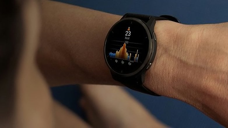 Garmin Venu 2 am Arm mit Display, dass Sportstatistiken zeigt.