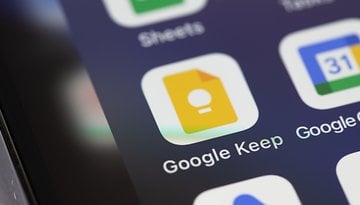 Google Keep icon mobile app on the screen smartphone iPhone.