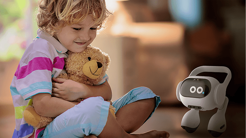 Un enfant jouant avec le robot connecté LG Smart Home AI Agent