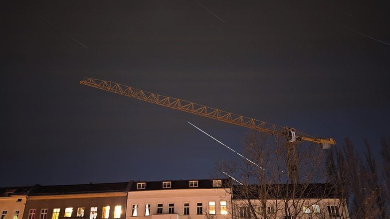 Sternenspur über einem Haus am Berliner Nachthimmel