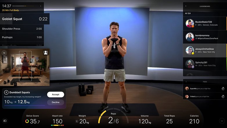 Ein Fitnessinstruktor demonstriert Goblet Squats auf einem Peloton-Bildschirm mit Trainingsstatistiken und Rangliste. Ein Fitnessinstruktor demonstriert Goblet Squats auf einem Peloton-Bildschirm mit Trainingsstatistiken und Rangliste.