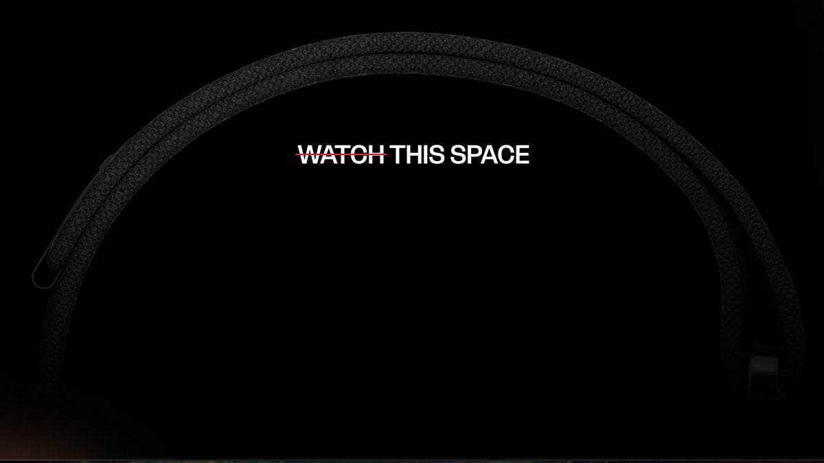 Correa negra sobre fondo oscuro con el texto 'WATCH THIS SPACE' destacado.