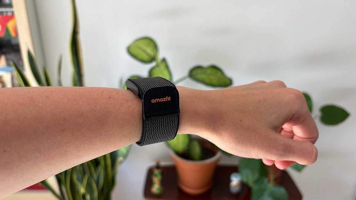 Gros plan d'un poignet avec un bracelet Amazfit Helio noir.