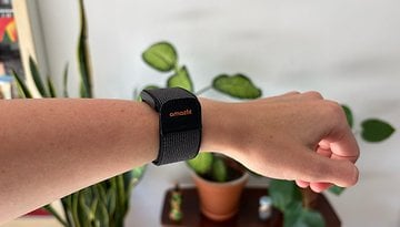 Primer plano de una muñeca con una correa Amazfit Helio negra.