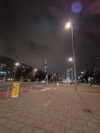 Testbeispiele der OnePlus 12R-Kamera: Tageslicht, Nacht, Selfie.