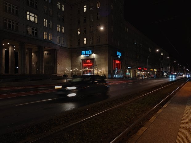 Testbeispiele der OnePlus 12R-Kamera: Tageslicht, Nacht, Selfie.