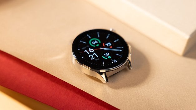 Le boîtier de la OnePlus Watch 2 est en acier inoxydable et mesure 47 mm.