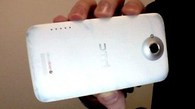 HTC One X blanc passe mal avec les jeans bleus