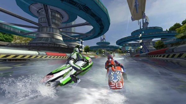 Deux pilotes de jet-ski, en pleine compétition sur un circuit futuriste, entourés de structures modernes.