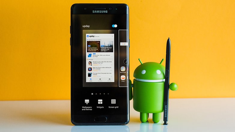 Le Samsung Galaxy Note 7 à côté de la mascotte Android