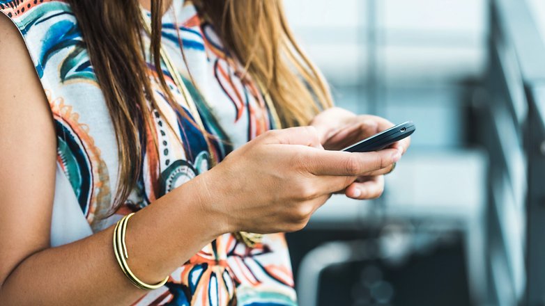 A vida encontra as possibilidades homem barbudo maduro com telefone retro  masculino segure smartphone comparar tecnologia telefone celular vs  telefone retro conceito de chamada de negócios do progresso da tecnologia  então e agora