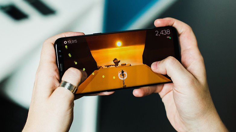 Galaxy S8 enfrenta um pião de mão no vídeo mais bobo desta semana na  internet 