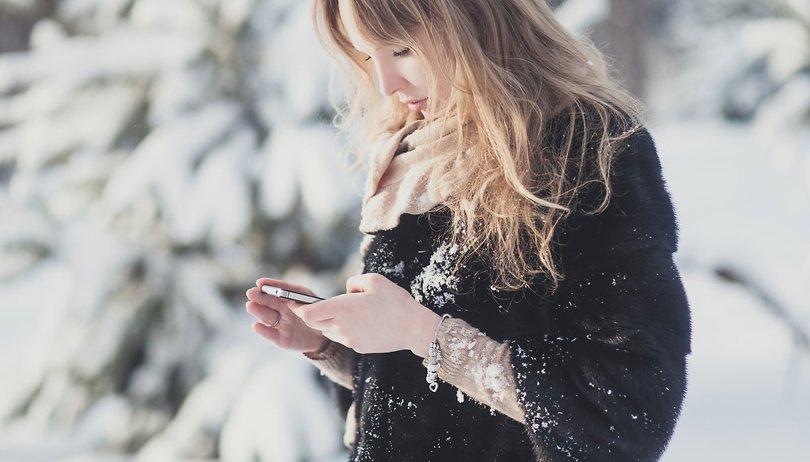 Androidpit Ira Efremova Using smartphone in winter 2