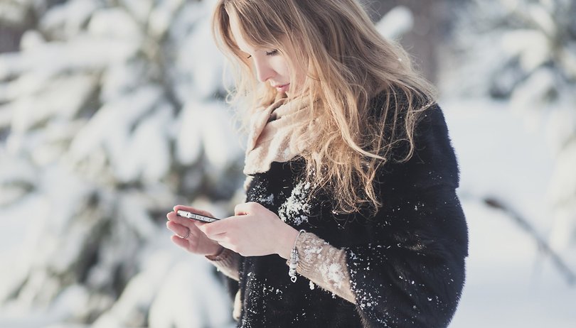 Androidpit Ira Efremova Using smartphone in winter