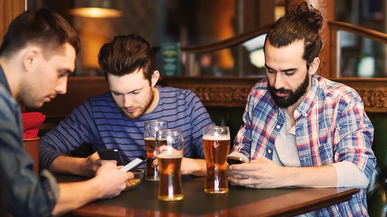 AndroidPIT in a bar on the phone