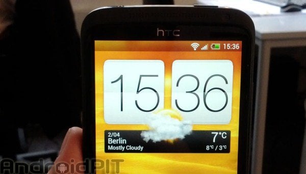 Écran d'un téléphone HTC affichant l'heure 15:36, la météo à Berlin (7°C, principalement nuageux) et des icônes de réseau.