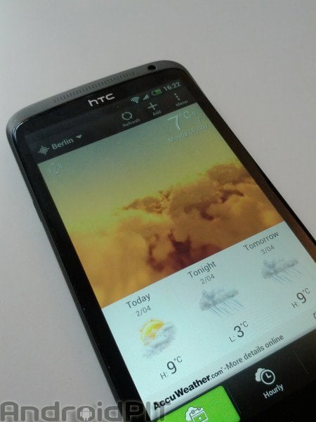 Un smartphone HTC affichant la météo à Berlin : 7°C, avec prévisions pour aujourd'hui, ce soir et demain.