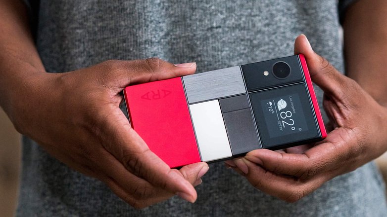 Un prototype de téléphone Project Ara avec différents modules tenus par une main.