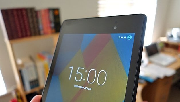AndroidPIT Nexus 7 2013 held up