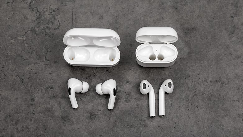 AirPods Pro neben AirPods auf dem Tisch