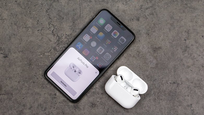 Apple AirPods Pro с кутия за зареждане до iPhone