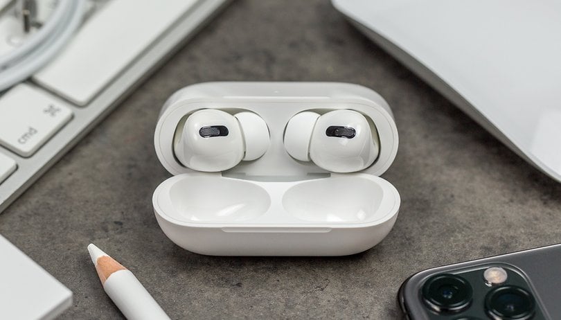 Does the iphone online se come with airpods