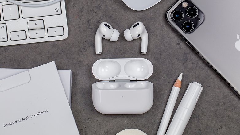 Sarung Apple Airpods Pro terbuka dibunyikan oleh produk Apple seperti iPhone, papan kekunci Magic, Apple Pencil dan AirPods Pro.