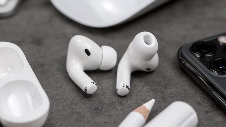 AirPods Pro auf einem Tisch