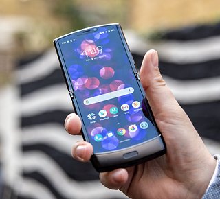 Motorola Razr 2019 hands-on: così deve essere uno smartphone pieghevole