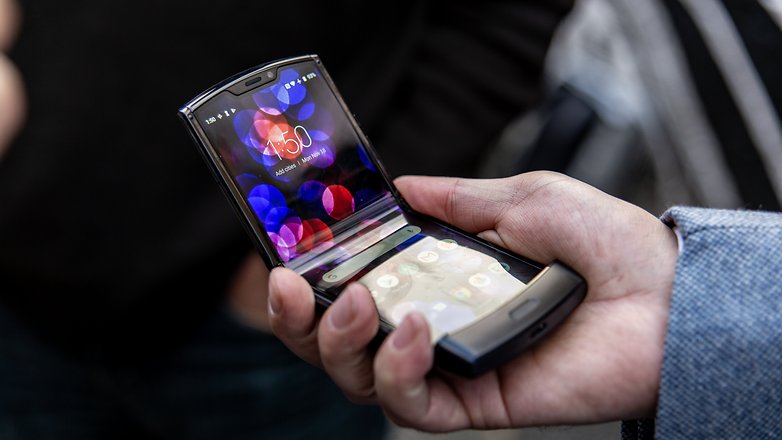 Aufgeklapptes Motorola Razr 5G in Männerhand