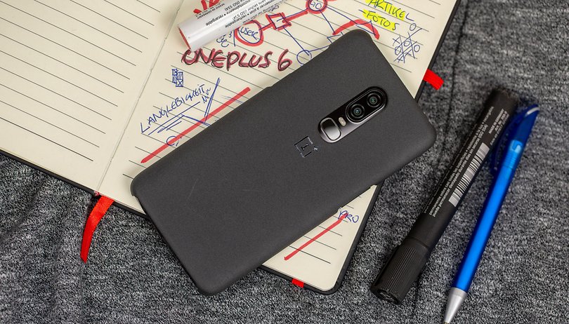 AndroidPIT oneplus 6 backside with case