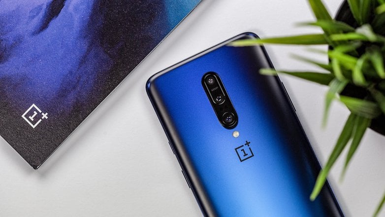 androidpit oneplus 7 half back blue