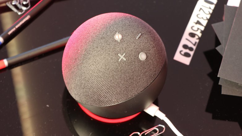 L'Amazon Echo Dot 5 vue de dos et du dessus avec son câble d'alimentation banché à sa base