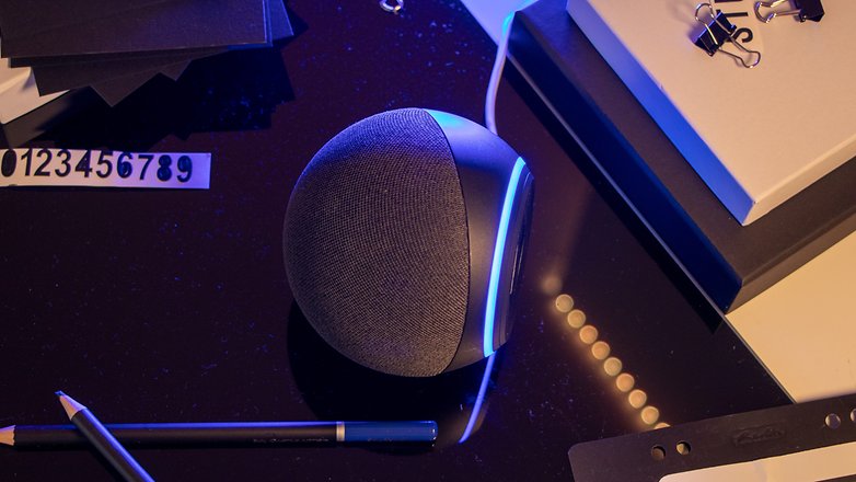 L'Amazon Echo Dot 5 vue de haut et posée sur une table de bureau