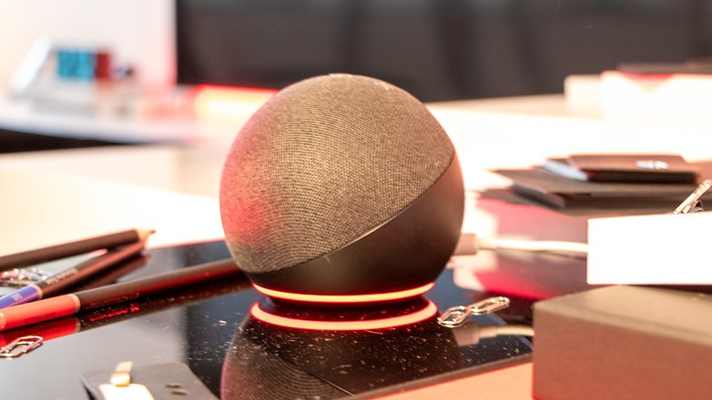 L'Amazon Echo Dot 5 vue de face avec son anneau lumineux éclairé en rouge à sa base