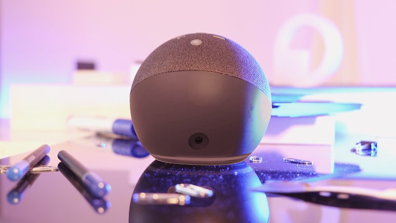 L'Amazon Echo Dot 5 vue de dos avec son unique prise d'alimentation