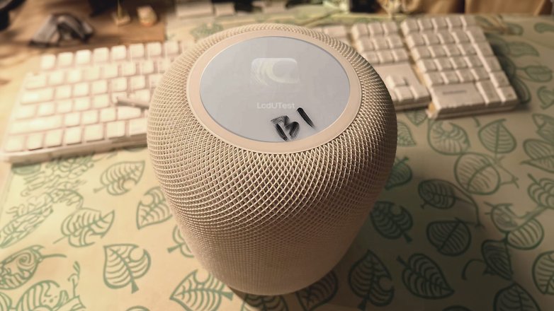 Kiszivárgott kép az Apple HomePod 3. generációjáról az asztalon