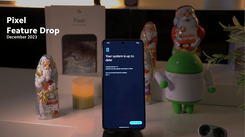 Google Pixel 8 Pro exibindo o status da atualização do sistema com decorações festivas ao fundo.