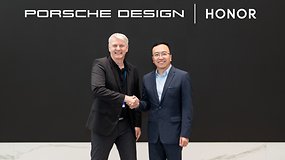 Der Honor- und Porsche-Design-CEO geben sich die Hand.