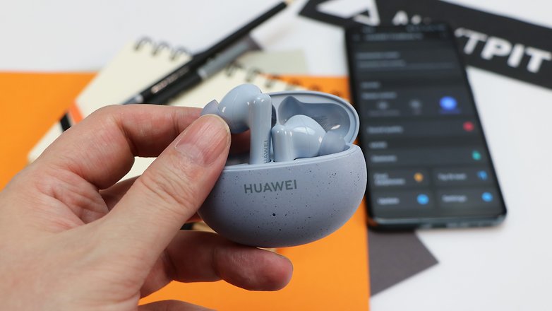 Zu sehen sind die Huawei FreeBuds 5i.