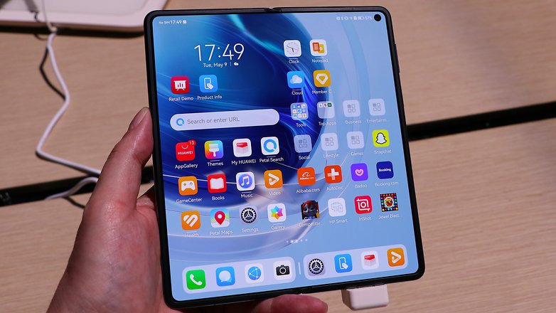 Ouverture De Huawei Mate X3 Affichant L'écran Principal Emui